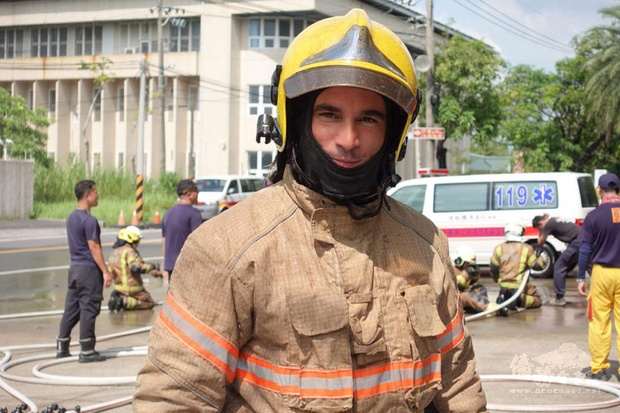 法國籍網紅消防員文森．古亞（Vincent Guyard）（前）受邀參訪台南市政府消防局訓練中心，探訪台南消防員的日常。（台南市消防局提供）