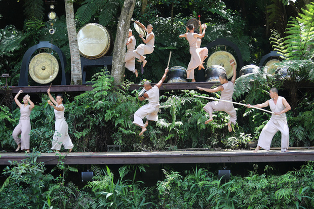 藝文團體「優人神鼓」的山上劇場，108年8月遭逢祝融之災，迄今已滿週年，優人神鼓13日特別推出山林儀式劇場「祭天」演出。（中央社提供）