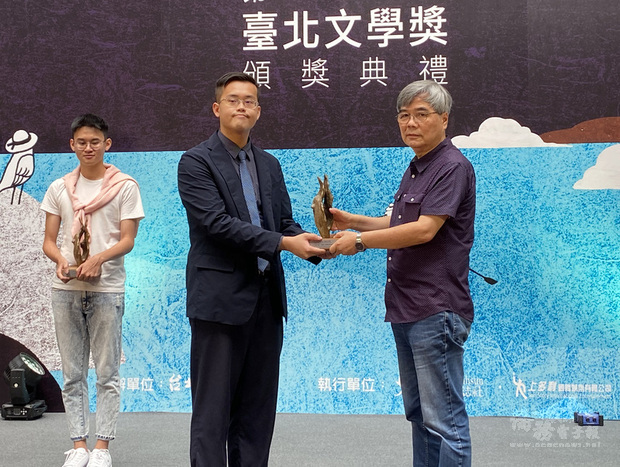 第22屆台北文學獎22日在北市府頒獎，小說組首獎由本業為醫生的余迪麟（右2）以作品「客觀結構式臨床測驗」奪得，余迪麟表示，希望台灣未來能夠有更多不同切入角度的醫療文學作品。（中央社提供）