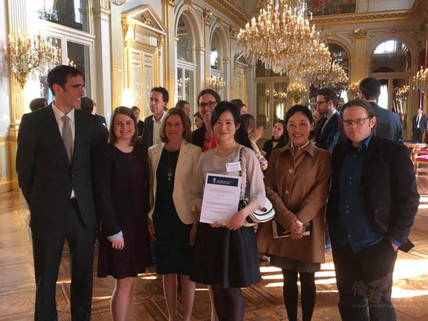 台灣科學家陳暐婷(前右3)與比利時科學團隊應用嶄新技術研究阿茲海默症,研究論文8月20日登上科學期刊「細胞」(Cell)。(陳暐婷提供)