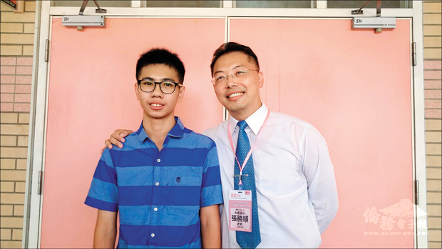 越南新移民學生戴富育（左）感謝曾經輔導協助他的大直國小總務主任張勝順。 （自由時報提供）