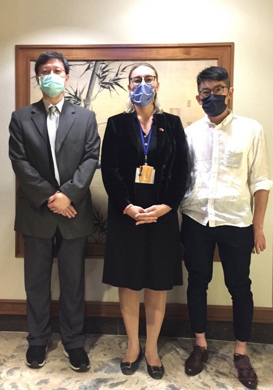 台北市立交響樂團團長何康國(左起)、布拉格愛樂交響樂團行政總監卡利斯多娃與北市交演奏組組長蔡岳儒合影,未來將展開音樂上的交流。(台北市立交響樂團提供)