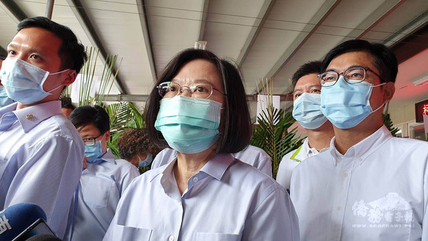 打狗亂歌團團長、主唱嚴詠能5日晚間在演出時突然倒下,送醫後不治,享年50歲。總統蔡英文(中)6日到屏東殯儀館祭悼嚴詠能並慰問家屬,她受訪表示,希望嚴詠能能夠安息,家屬可以節哀,感謝嚴詠能對台灣音樂及本土文化的貢獻。(中央社提供)