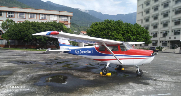 花蓮縣上騰高級工商職業學校新購的西斯納172型飛機是一架單引擎4人座的小型飛機，飛行穩定性高，可短跑道起降，多為商務及休閒飛行用途，擁有「世界上最安全的飛行載具」稱號。（上騰工商提供）