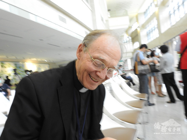 自加拿大遠渡重洋來台,奉獻逾半世紀的神父詹德隆12日說,「台灣是我的家」,朋友也都在這裡,他受訪談及對台灣的感情時,不禁笑開懷。(中央社提供)