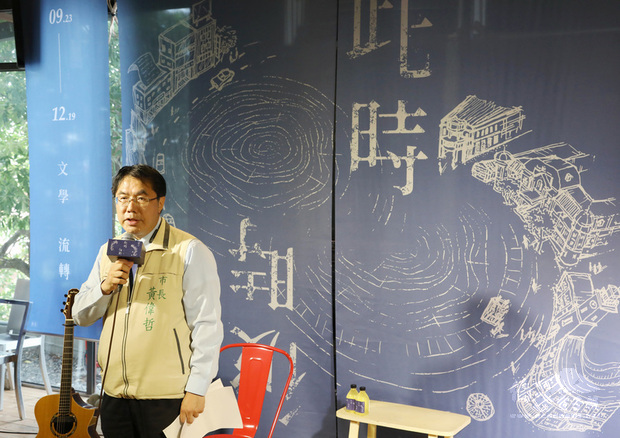 台南市長黃偉哲17日出席在中西區慶中街城南舊肆舉辦的「2020台南文學季」活動記者會，期待「台南文學季」能讓文學愛好者有更多接觸文學的機會。（台南市政府提供）