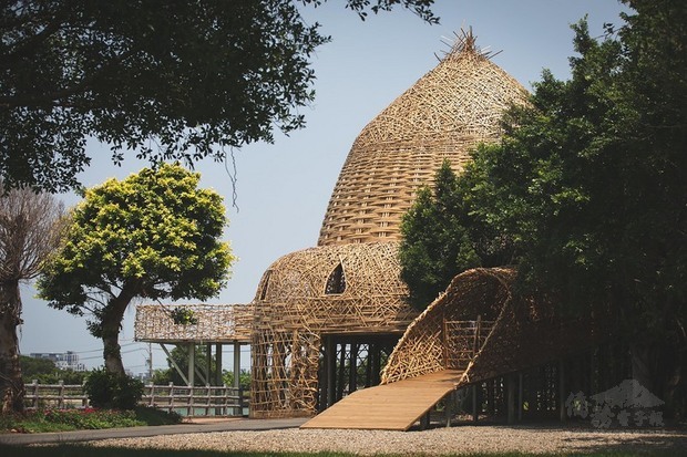 桃園市政府文化局表示，地景藝術節27日將在平鎮雙連坡碉堡公園舉辦「碉堡守衛戰，全民來挑戰」活動，主辦單位將提供紙箱、小道具等，參加民眾可分隊進行對抗賽，看誰能先攻下對方的堡壘。（桃園市政府文化局提供）