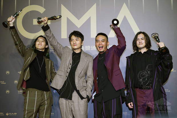 第31屆金曲獎頒獎典禮3日晚間在台北流行音樂中心盛大登場,樂團滅火器勇奪最佳樂團獎,團員楊大正(右2)、鄭宇辰(左2)、陳敬元(右)、柯志勛(左)開心高舉獎座。(中央社提供)