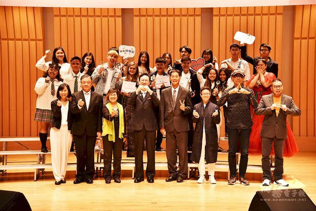 童振源(第一排左四)與參與鄧麗君歌唱比賽決賽同學合影。