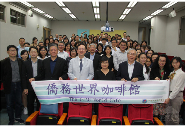 僑委會11月18日舉辦科長級以上人員共識營,委員長童振源期勉同仁多橫向聯繫、多討論多溝通,集思廣益整合出更大的能量,再運用新科技與網路,讓僑務服務做的更好。