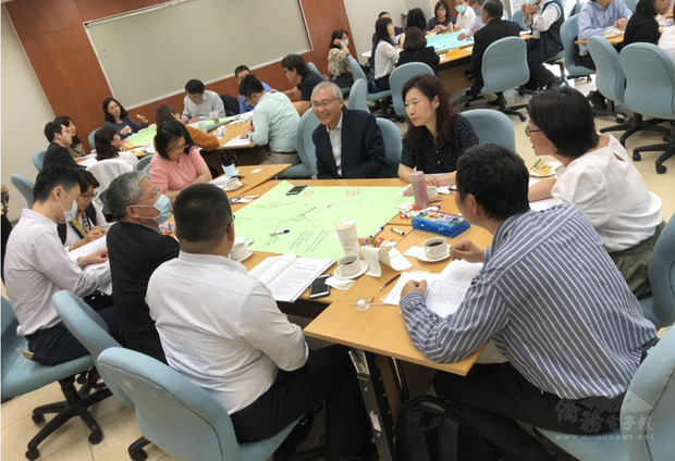 僑委會11月18日舉辦科長級以上人員共識營,過程中由桌長帶領匯談,桌員可隨手記錄自己的想法,如文字或圖案於海報紙上,並由桌長統整討論意見後,由紀錄人員記錄海報內容,凝聚許多共識。