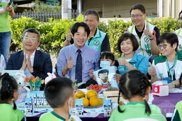 賴清德副總統24日下午前往臺中參訪「家扶大里非營利幼兒園」，與小朋友們一起午茶