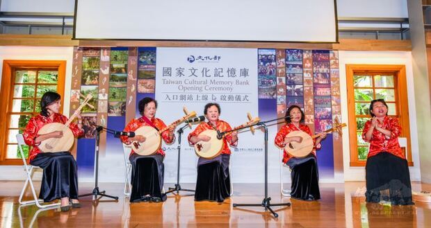 國家文化記憶庫執案團隊滿州民謠表演團以民謠改編曲做為開場表演。