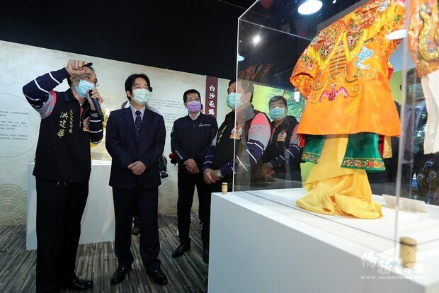賴清德副總統今（15）日上午參觀「百年香隨—白沙屯媽祖進香文化展」
