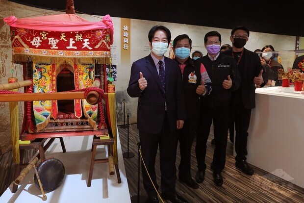 賴清德副總統今（15）日上午參觀「百年香隨—白沙屯媽祖進香文化展」