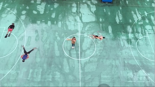 東吳大學和藝術家聯手規劃「實境藝術節」，結合擴增實境（AR）技術，將籃球場變成游泳池。