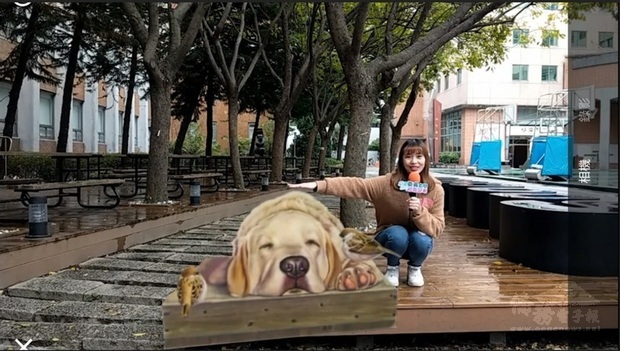 東吳大學和藝術家聯手規劃「實境藝術節」，結合擴增實境（AR）技術，虛擬校犬趴在校內木棧道上，讓民眾拍照打卡。
