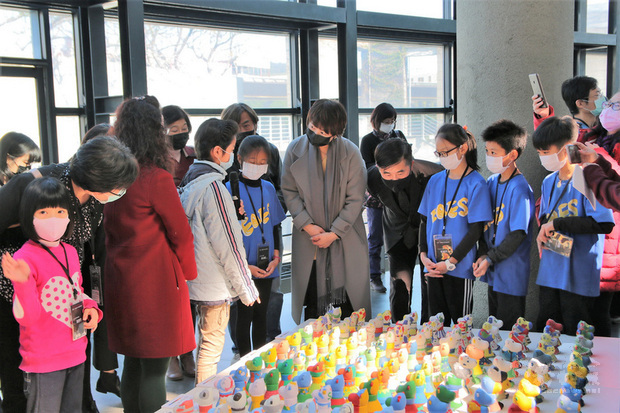 新北市立鶯歌陶瓷博物館與學學文化創意基金會,16日起至4月11日在陶博館大廳展出「感動牛–兒童暨青少年彩繪陶博特展」,展出由北台灣35所學校學生參與彩繪的「小感動牛」作品。