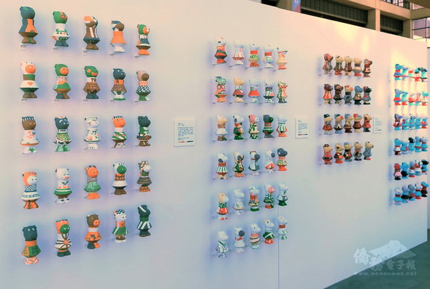 新北市立鶯歌陶瓷博物館16日起在大廳展出「感動牛–兒童暨青少年彩繪陶博特展」,現場8個展板與展示平台展出近1000件的彩繪陶瓷「感動牛」,五顏六色相當壯觀。