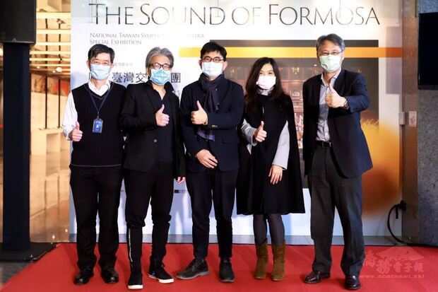 左起文化部秘書處處長黃志韜、展覽策展人馬修、文化部主任秘書陳登欽、大器創意總監杜函芳、國臺交團長劉玄詠合影