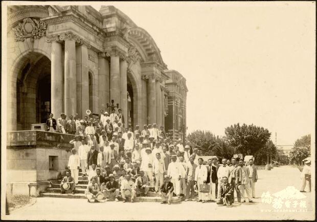 日本全國小學教師參觀臺北市臺灣總督府前階梯合照。1930，明膠銀鹽_©國家攝影文化中心