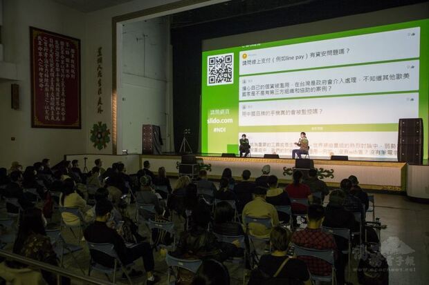 與談人耿一偉及李慕約公司共同創辦人王向榮在專題講座_「在防疫與資安之間」進行綜合討論。