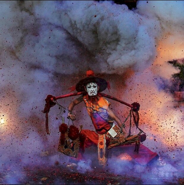 苗栗縣攝影師曾進發的攝影作品「肉粽師坐炮」,榮獲素有攝影界奧斯卡之稱的露西(Lucie)攝影獎肖像類「決賽入選者」肯定。