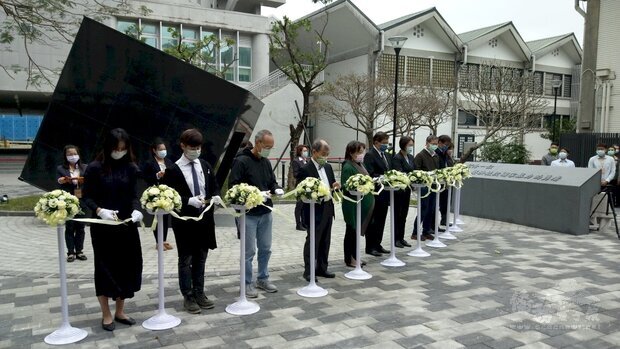 台大校長管中閔等人為陳文成事件紀念廣場啟用剪綵。