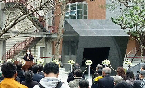 台大「陳文成事件紀念廣場」上,有座黑色實心的立方體,進到其中則可見到四面透明。