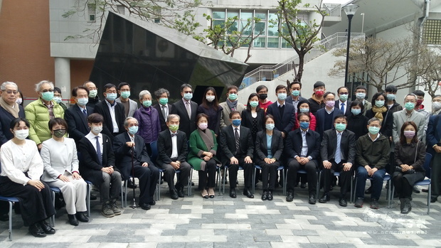 所有來賓和台大師生在「陳文成事件紀念廣場」合影。