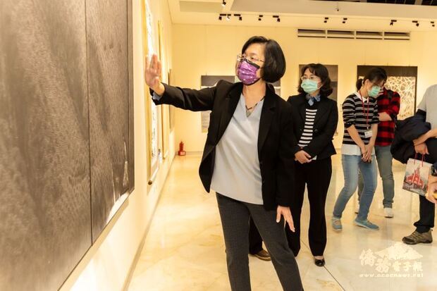 彰化縣王惠美縣長欣賞中山獎陳仕航作品〈仙山圖〉