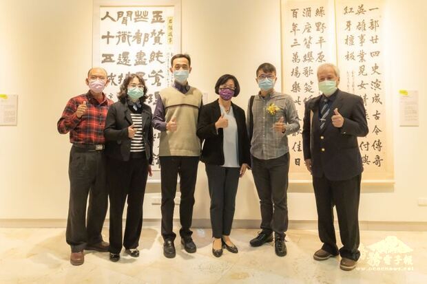書法中山獎得獎作品前合影,左起林俊宏理事長、彰化縣文化局張雀芬局長、國父紀念館王蘭生館長、彰化縣王惠美縣長、書法類中山獎得主陳昭坤、評審團代表倪朝龍教授