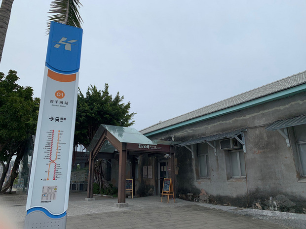 高雄港的鐵路於1908年啟用，位於哈瑪星的「打狗驛」（高雄港站）正是100多年前的高雄新門戶，如今改造成為舊打狗驛故事館，也是捷運、輕軌的轉乘站。