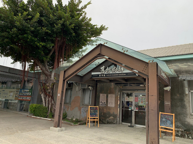 高雄港的鐵路於1908年啟用，位於哈瑪星的「打狗驛」（高雄港站）正是100多年前的高雄新門戶，如今改造成為舊打狗驛故事館。