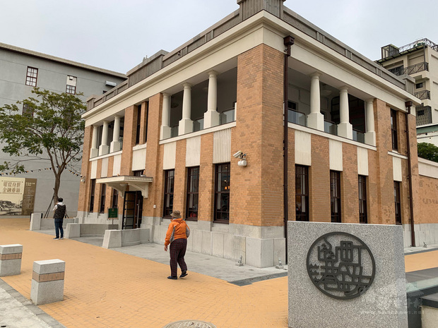 座落於哈瑪星臨海一路的舊三和銀行高雄支店,設立於1921年,建築曾荒廢,經整修後成為人文咖啡館。