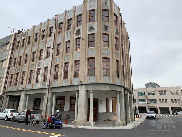 哈瑪星貿易商大樓曾是當地最高的建築之一,也曾是金融重鎮,優雅的建築風貌,見證當地昔日風光。