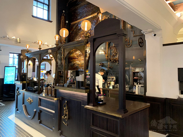 舊三和銀行高雄支店變身人文咖啡館,經整修後仍保留原挑高建築風貌,咖啡吧台還是銀行櫃台改造而成。