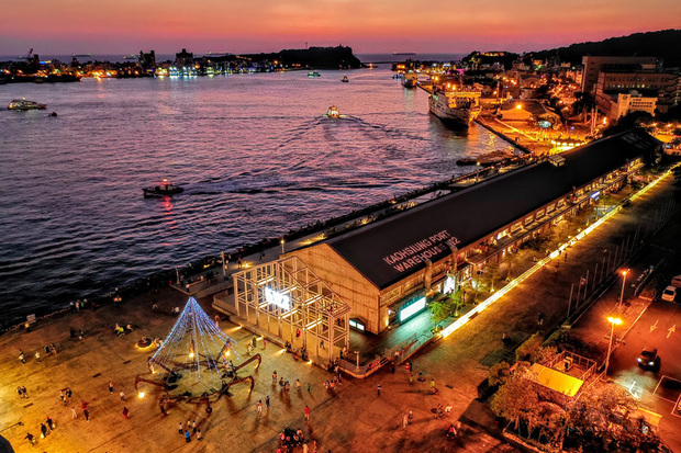 位於高雄港2號碼頭的「棧貳庫」是近來高雄最夯的景點，長近200公尺的老倉庫，有手作文創商品、人氣海味伴手禮，也有熱食料理等，最受歡迎的是倉庫外近50 公尺寬港邊步道，港灣美景可盡收眼底。