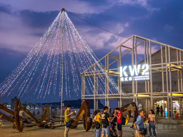 高雄港區2號碼頭為昔日砂糖出口的專用碼頭，為台灣賺取大筆外匯，隨著城市工業化，倉庫一度荒廢無用，經活化利用，現成為港畔特色文創人文休憩區「棧貳庫」。