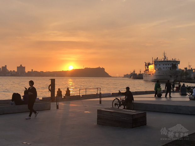 高雄港2號碼頭昔日是蔗糖、香蕉倉儲，經空間活化利用帶來休憩人潮，讓高雄港畔成為假日觀光打卡熱點。
