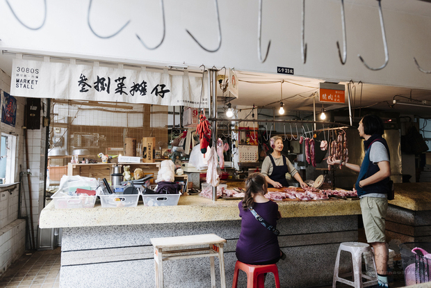 叁捌地方生活創辦人邱承漢(圖右)打造「青銀共市」,上午還是傳統市場,下午過後,就可能出現文青小店、居酒屋。