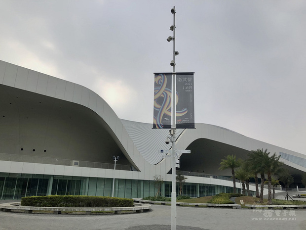 曾榮登「時代雜誌」(Time)2019年世界百大最佳景點,衛武營國家藝術文化中心座落於高雄市鳳山區,這座有著單一屋頂的雪白綜合劇場前身是國軍營區。