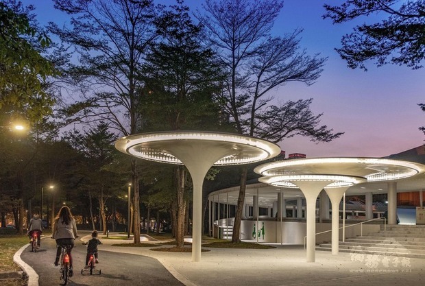 高雄市立美術館完成為期半年展館改造後,今年1月重新開幕,未來將展開建築外觀改造計畫「蛻變與新生」,除強化美術館屋頂機能性與美觀性,也要解決現存建物屋頂漏水等實質問題。