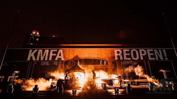 高雄市立美術館1月22日舉辦「市民之夜」,宣告「蛻變與新生」,並在23日帶著「黑盒-幻魅於形:湯尼.奧斯勒Tony Oursler特展」、「歐布澤宇宙」、「象外‧圜中-蕭勤八五大展」、「南方作為相遇之所」四大特展重新開幕。