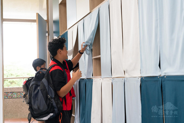 無有設計創意總監張智舜幫東華大學附設實驗小學改造教室空間，在教室後方打造一整面的學生個人專屬書包櫃。（張智舜提供）