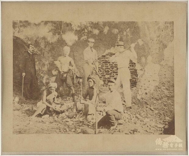國家攝影文化中心預計3月展開試營運，官網搶先曝光百年來台灣攝影史珍貴史料，此圖「挖掘熱蘭遮城」為愛德華士1869年來台拍攝的最早關於台灣照片之一。
