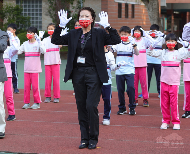 台北市副市長黃珊珊（前中）22日上午到台北市吉林國
小視察開學防疫工作，與學生一起跳洗手舞，加強宣導
防疫措施。