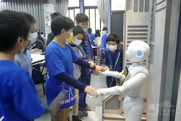 新竹市建華國中智能機器人互動體驗