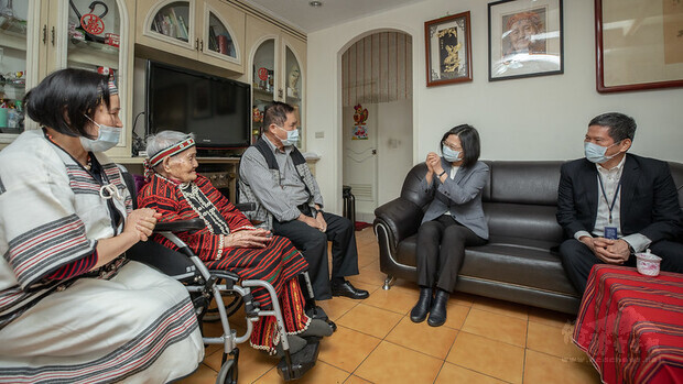 總統探視Ipay Wilang林智妹女士時，親切以「Yaki」（祖母）問候生活起居、健康及長照情況