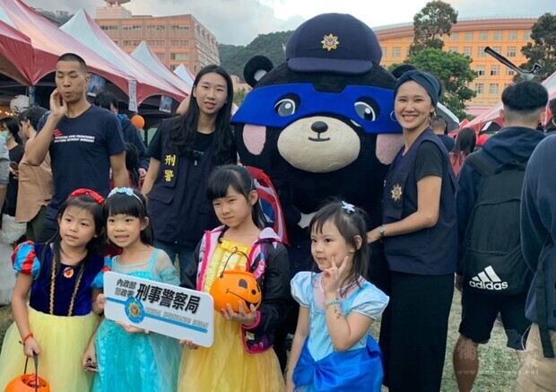 陳彥伶同學（左）和參與活動小朋友與吉祥物刑事Bear合影
